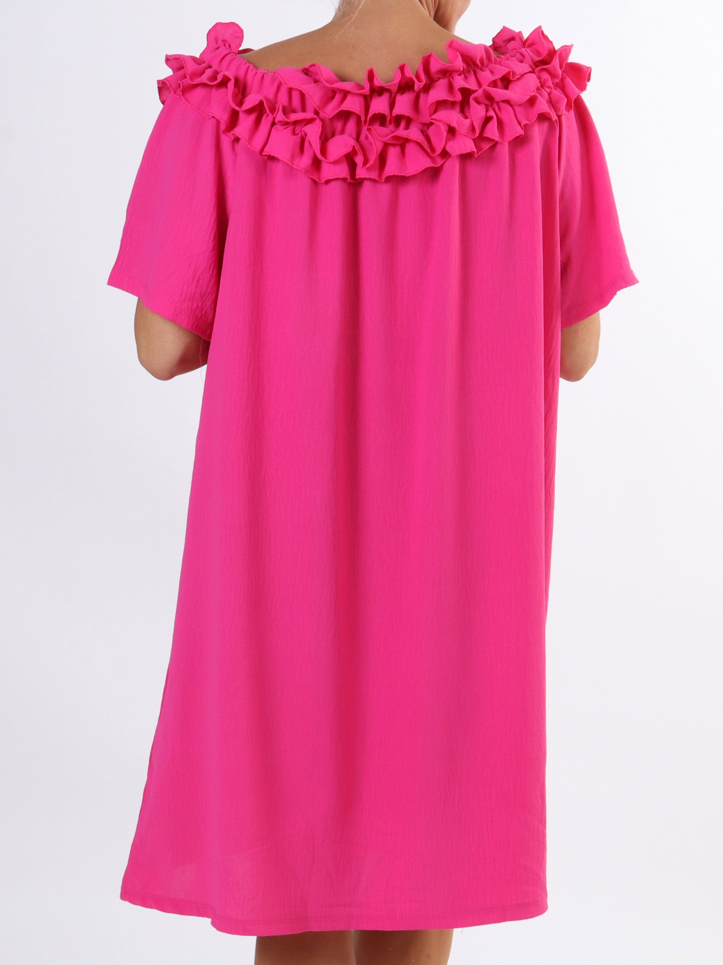 Chili Sleeveless Dress - Plus size-klänning med volanger i halsringningen